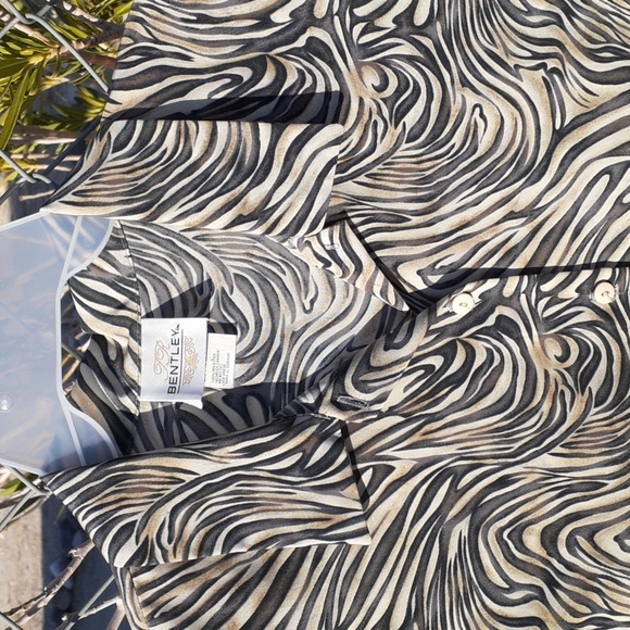 T.R. Bentley Polyester Animal Print Button Up Shirt, Size L - Picture 3 of 10